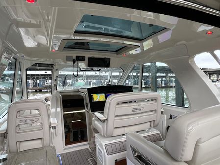 Boston Whaler 380 Realm image