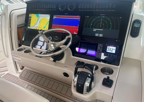 Boston Whaler 380 Realm image