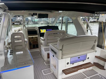 Boston Whaler 380 Realm image