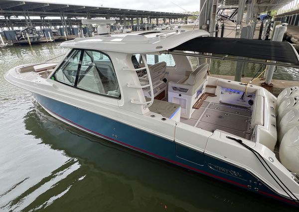 Boston Whaler 380 Realm image