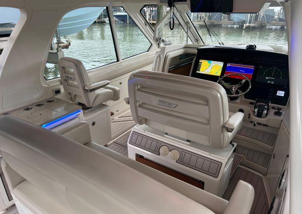 Boston Whaler 380 Realm image