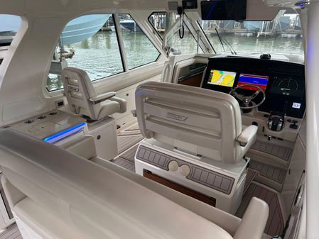 Boston Whaler 380 Realm image