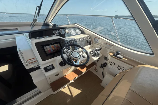 Sea Ray Sundancer 350 Coupe image