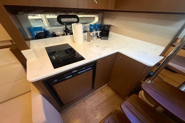 Sea Ray Sundancer 350 Coupe image