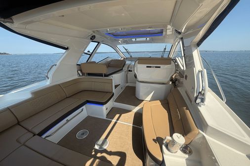 Sea Ray 350 Sundancer Coupe image