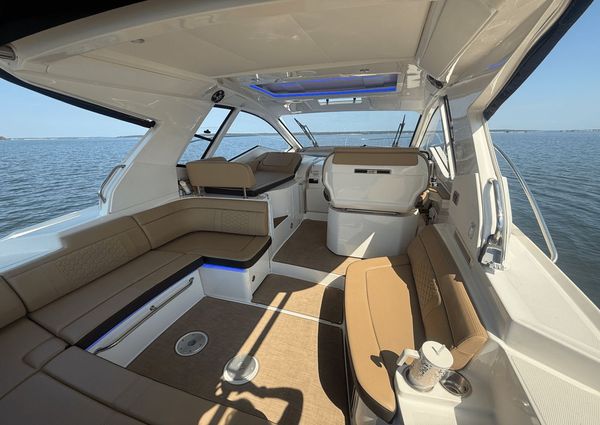 Sea Ray 350 Sundancer Coupe image
