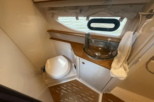 Sea Ray Sundancer 350 Coupe image