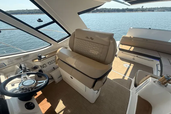 Sea Ray Sundancer 350 Coupe image