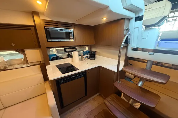Sea Ray Sundancer 350 Coupe image