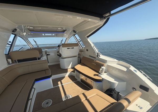 Sea Ray 350 Sundancer Coupe image