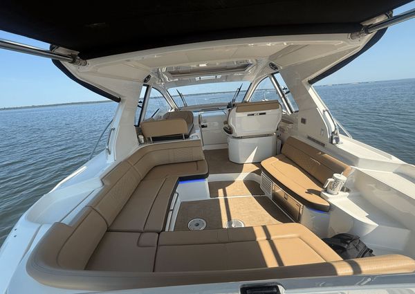 Sea Ray 350 Sundancer Coupe image