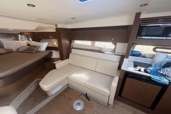 Sea Ray Sundancer 350 Coupe image