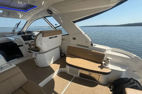Sea Ray Sundancer 350 Coupe image