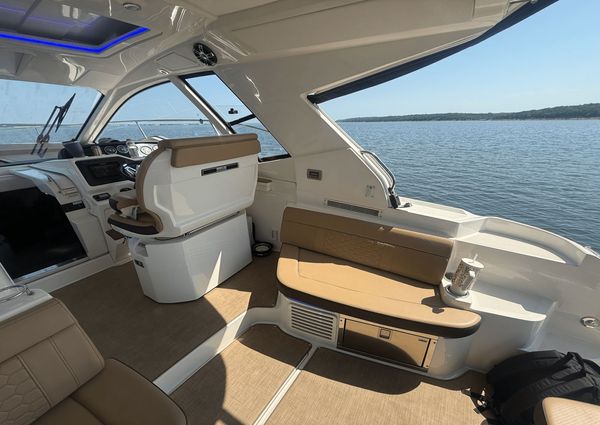 Sea Ray 350 Sundancer Coupe image