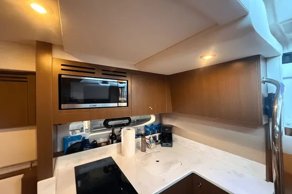 Sea Ray Sundancer 350 Coupe image