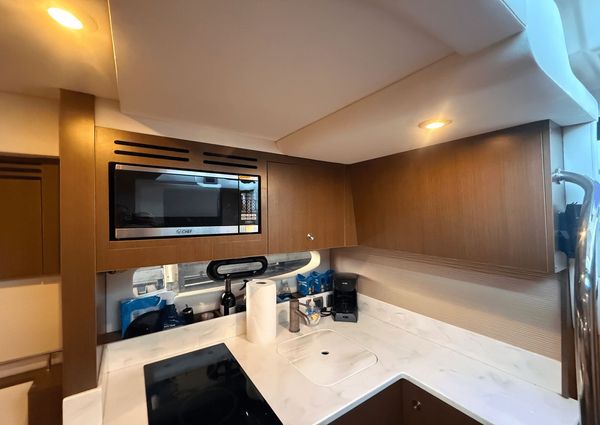 Sea Ray 350 Sundancer Coupe image