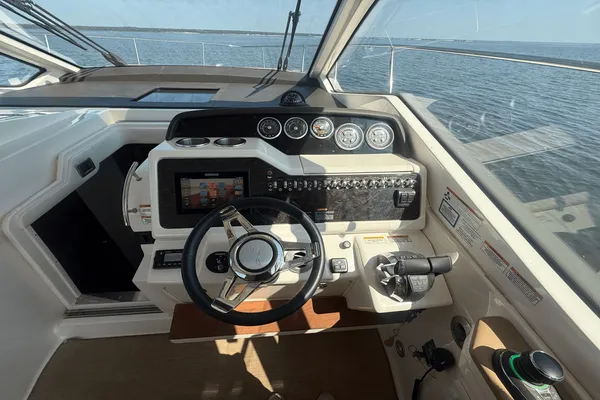 Sea Ray Sundancer 350 Coupe image