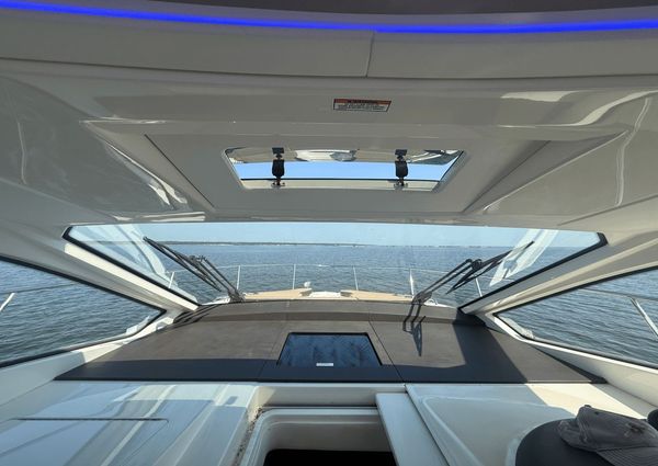 Sea Ray 350 Sundancer Coupe image