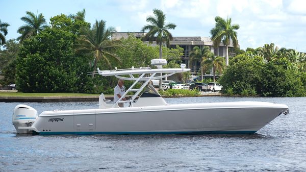 Intrepid 327 Center Console