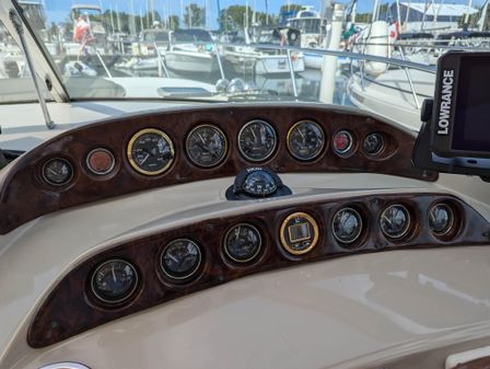 Rinker 330 Fiesta Vee image