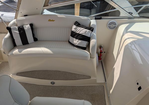 Rinker 330 Fiesta Vee image