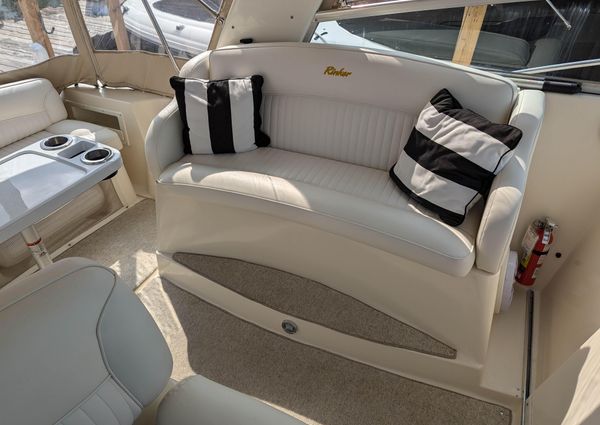 Rinker 330 Fiesta Vee image