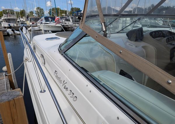 Rinker 330 Fiesta Vee image