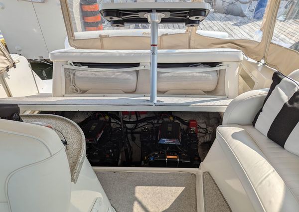 Rinker 330 Fiesta Vee image