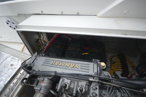 Bertram 31 Flybridge Cruiser image