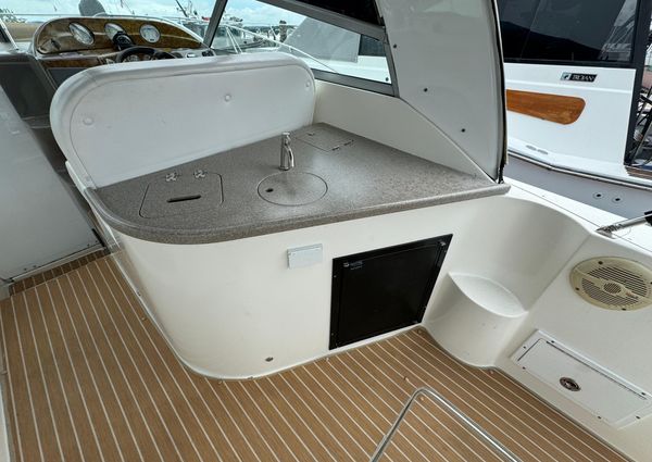 Rinker 320 Express Cruiser image