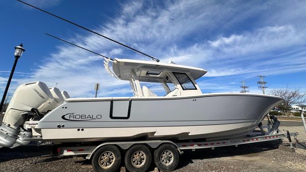 Robalo R360 Center Console 