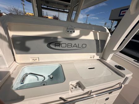 Robalo R360-CENTER-CONSOLE image