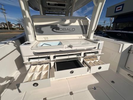 Robalo R360-CENTER-CONSOLE image