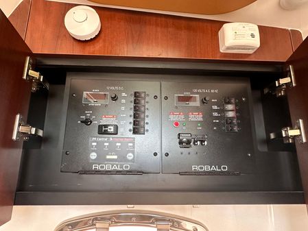 Robalo R360-CENTER-CONSOLE image