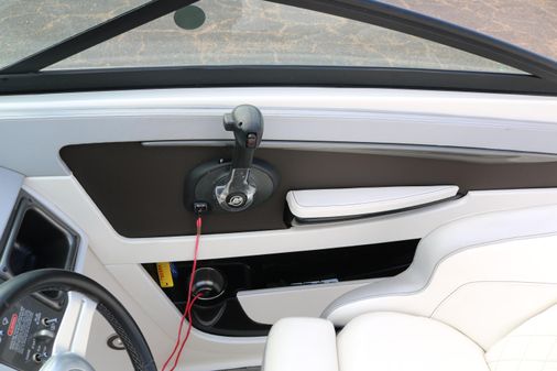 Sea Ray SDX 240 image