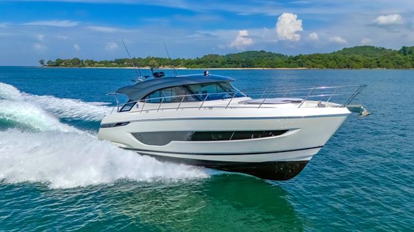 Riviera 4600 Sport Yacht 