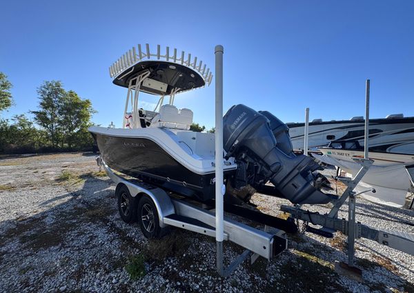 Cobia 237-CENTER-CONSOLE image