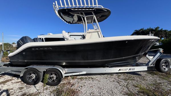 Cobia 237 Center Console 