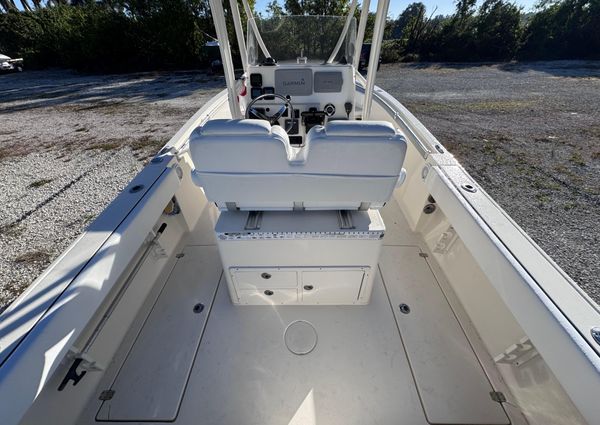 Cobia 237-CENTER-CONSOLE image