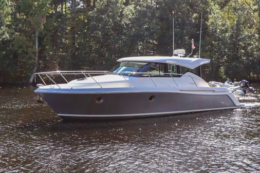 Tiara Yachts 39 Coupe image