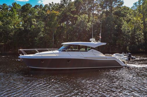 Tiara Yachts 39 Coupe image