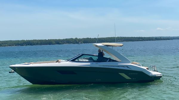 Cruisers Sport Series 338 bowrider