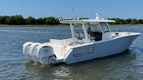 Robalo R360 Center Console 