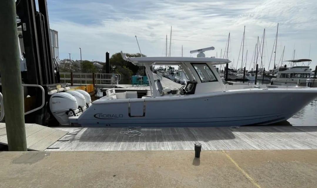 2023 Robalo r360 center console