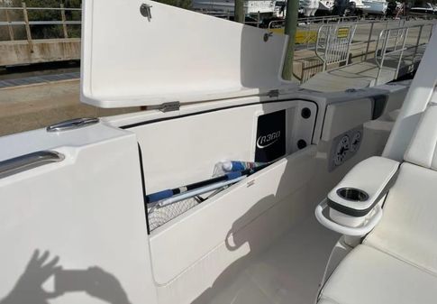 Robalo R360-CENTER-CONSOLE image