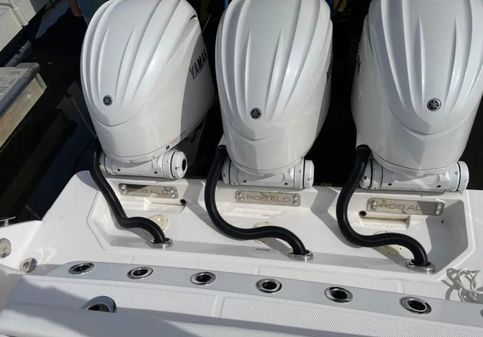 Robalo R360-CENTER-CONSOLE image