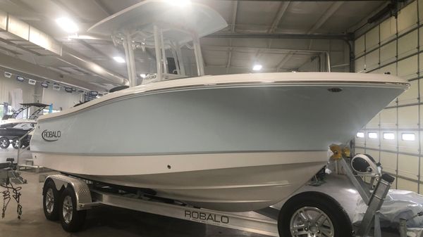 Robalo R230 Center Console