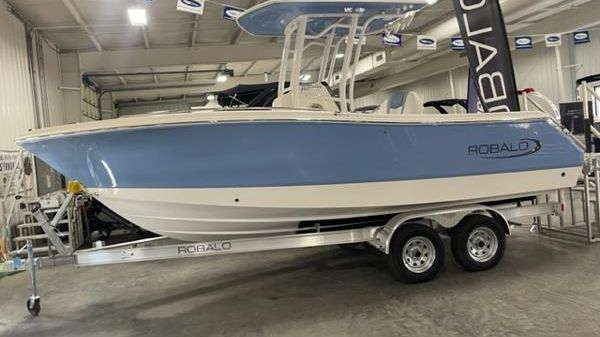 Robalo R230 Center Console 