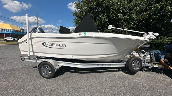 Robalo R180 Center Console 