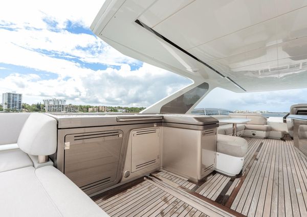 Galeon 800 Fly image